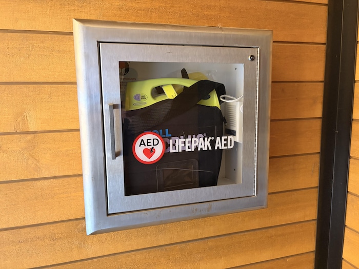 Le défibrillateur externe automatisé (DEA) qui a servi à sauver Tommy. Jeudi, trois DEA se trouvaient sur le site du Cégep de Thetford.