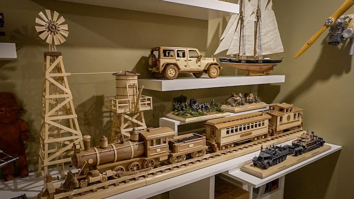 Un train de bois, entouré des œuvres de l'artisan Claude Meunier. 