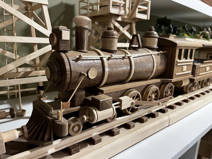 Une reproduction d'un train à vapeur, entièrement réalisée en bois. 