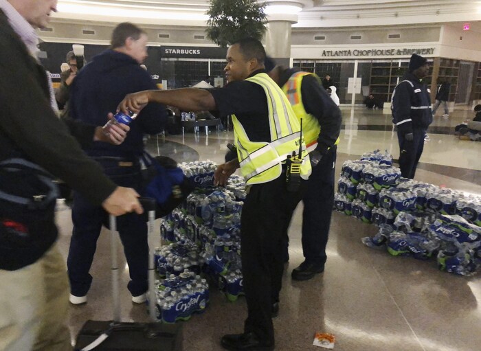 Distribution de bouteilles d'eau à l'aéroport d'Atlanta.