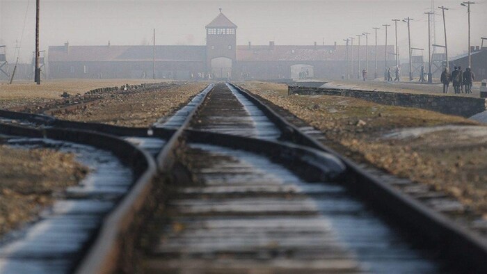 L'entrée de l'ancien camp nazi d'Auschwitz-Birkenau.