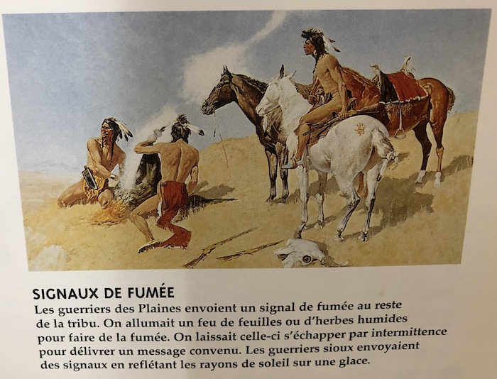 Des Autochtones torse nu et à cheval font des signaux de fumée. Ils sont appelés « guerriers des Plaines ».