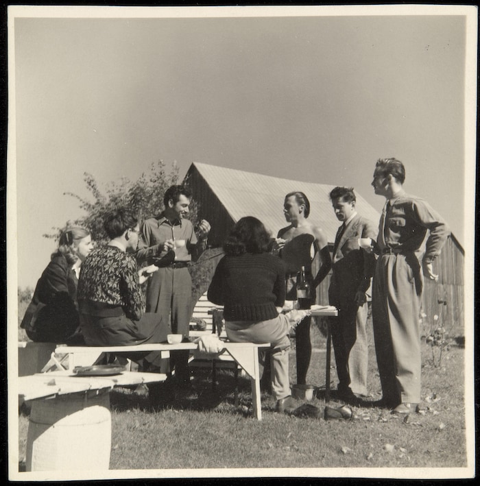 Les automatistes sont réunis pour un pique-nique en campagne, en 1947.