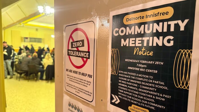 Une affiche annonçant une réunion communautaire à Innisfree, en Alberta.