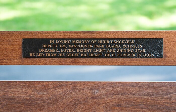 Une plaque de fer sur un banc en bois.