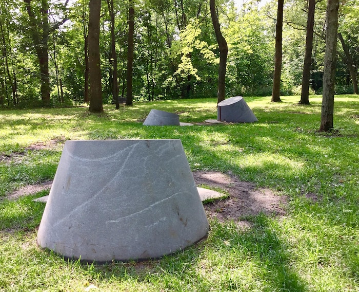 Des « indices » (bancs de granit) ont été répartis aux quatre coins du parc du Mont-Royal.