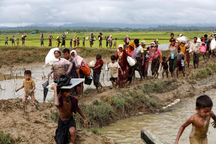 Un groupe de réfugiés rohingyas fuient le Myanmar.