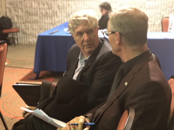 Claude Bouchard et Gérald Savard en train de discuter.
