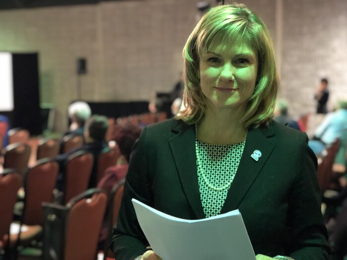 Sandra Rossignol tenant un mémoire.