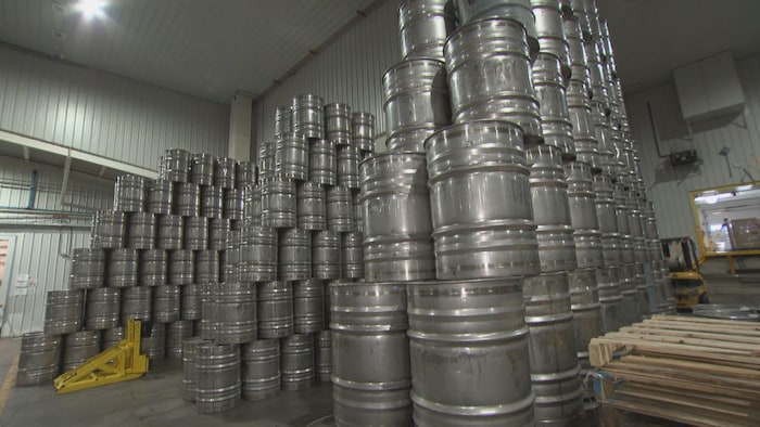 Des barils de sirop d'érable entreposés dans les installations de la coopérative Citadelle à Plessisville.