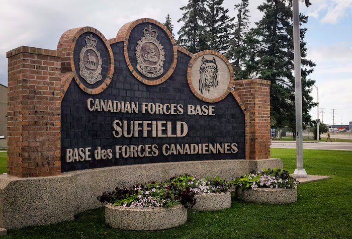 Un écriteau annonçant l'entrée de la base militaire de Suffield, dans le sud de l'Alberta.