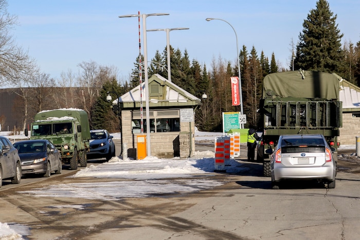 Des voitures et des camions militaires entrent et sortent de la base militaire Valcartier, près de Shannon