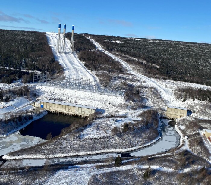 Une photo aérienne de la centrale hydroélectrique et des cours d'eau couverts de glace qui s'y rendent.