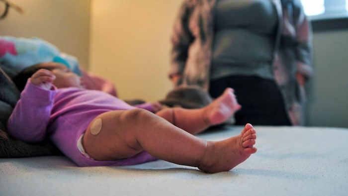 Un bébé dans un lit.