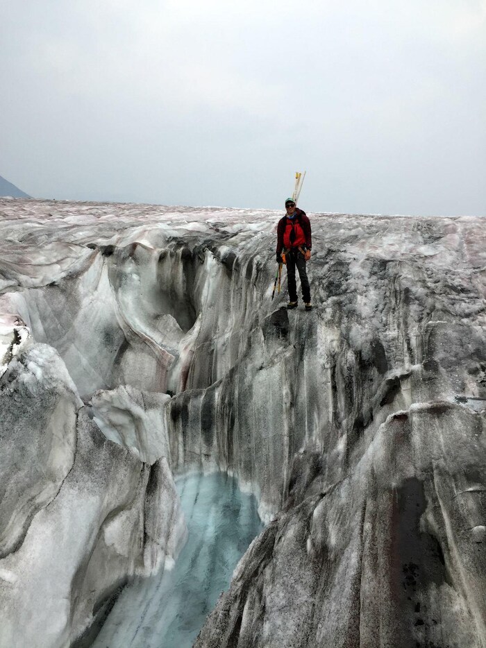 Le scientifique Ben Pelto sur un glacier en Colombie-Britannique.