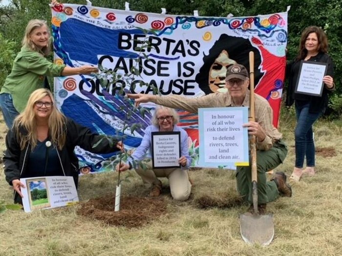 Membres d'Amnistie Internationale et autres personnes lors de la plantation de l'arbre de Berta Cáceres à London (Ontario). 