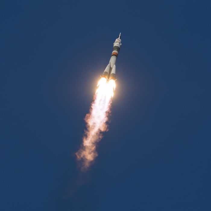 La puissante fusée russe Soyouz-FG a quitté sans encombre le pas de tir du cosmodrome de Baïkonour, situé au cœur des steppes du Kazakhstan, à 6 h 31 précise.
