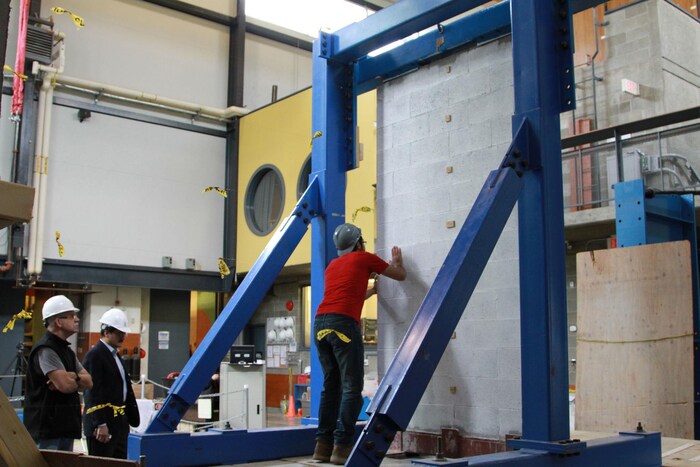 Le mur renforcé en EDCC est inspecté pour déceler des fissures et des dommages entre les tests de simulation de tremblement de terre.