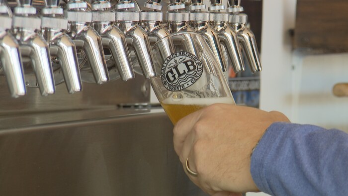 Une bière en fut en train d'être versée dans un verre.