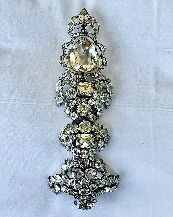 L'inestimable diamant jaune Florentin de Toscane sur sa monture d'origine fait partie des bijoux de la famille Habsbourg retrouvés au Québec.