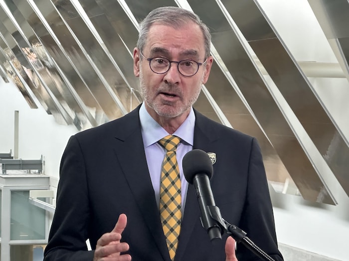 Le président de l’Université de l’Alberta, Bill Flanagan, parle devant un lutrin, au mois d'avril 2025.