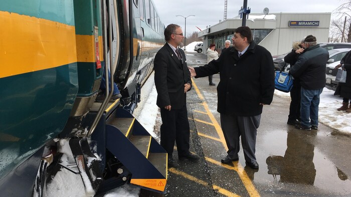 Le ministre des Transports du N.-B. Bill Fraser en discussion avec un employé de VIA Rail à la garde Miramichi.
