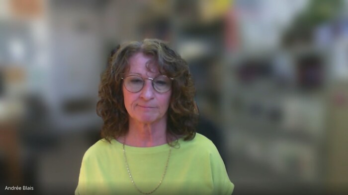 Une femme fixe du regard la caméra lors d'une entrevue.