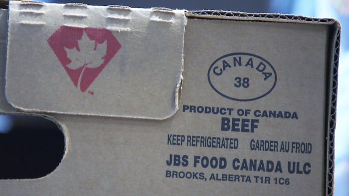 Une boîte de carton imprimée du logo « Produit du Canada ».