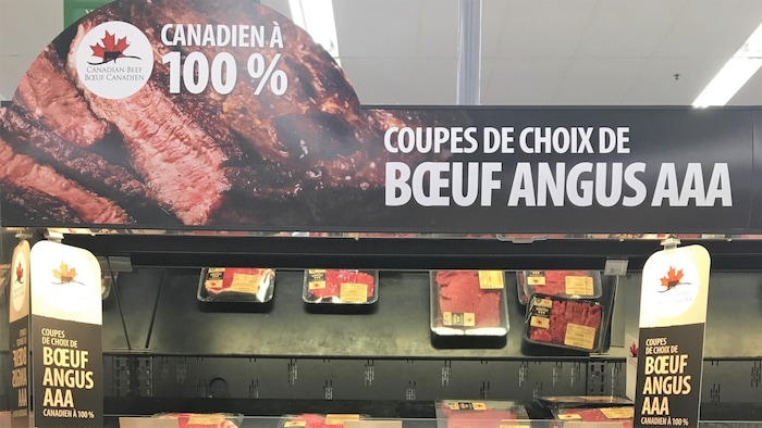Un panneau fait la promotion de boeuf canadien à 100 % dans une épicerie.
