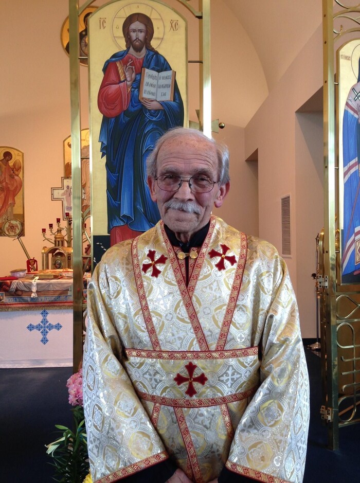 M. Czuchnowsky en tenue de sous-diacre, dans une église catholique