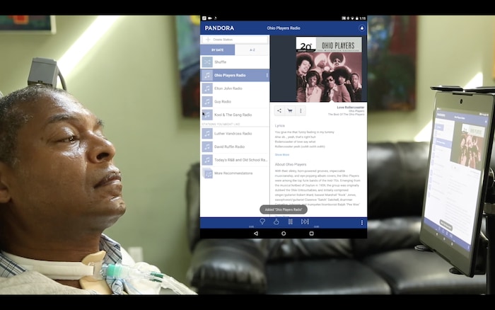 Un participant à un essai clinique recherche de la musique en ligne.