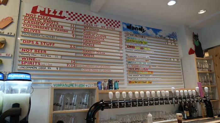 L'intérieur d'une brasserie artisanale à Calgary, en Alberta, janvier 2026.