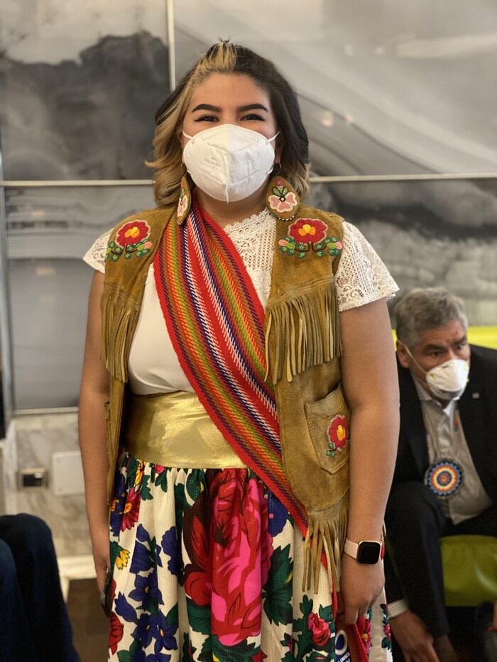 بريانا ليزوت، فتاة من شعب الخلاسيين (Métis)، تضع قناع وجه واقياً.