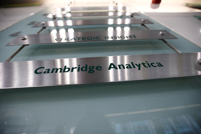 Le panneau annonçant les bureaux de Cambridge Analytica.