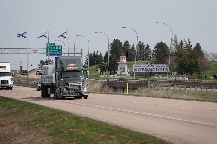 Un camion semi-remorque quitte la Nouvelle-Écosse sur l'autoroute transcanadienne.