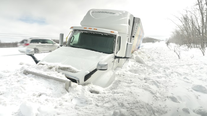 Un camion semi-remorque termine sa people dans un banc de neige sur la voie opposée à Val-Gagné.