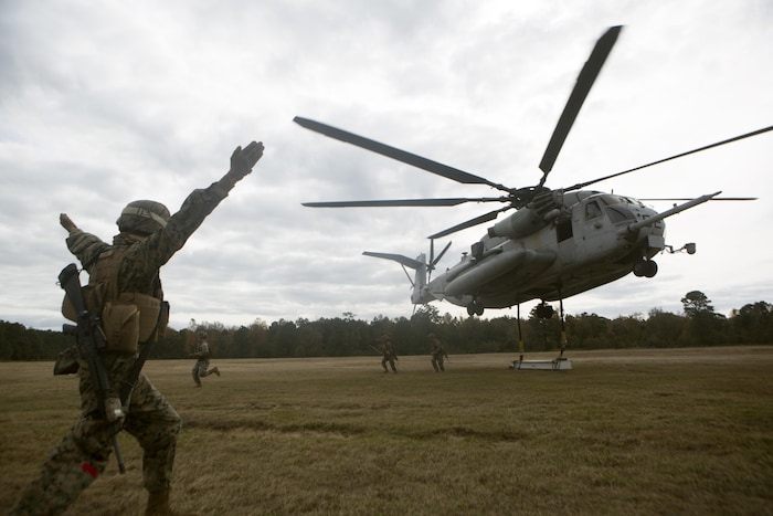 Des militaires américains entourent un hélicoptère à Camp Lejeune