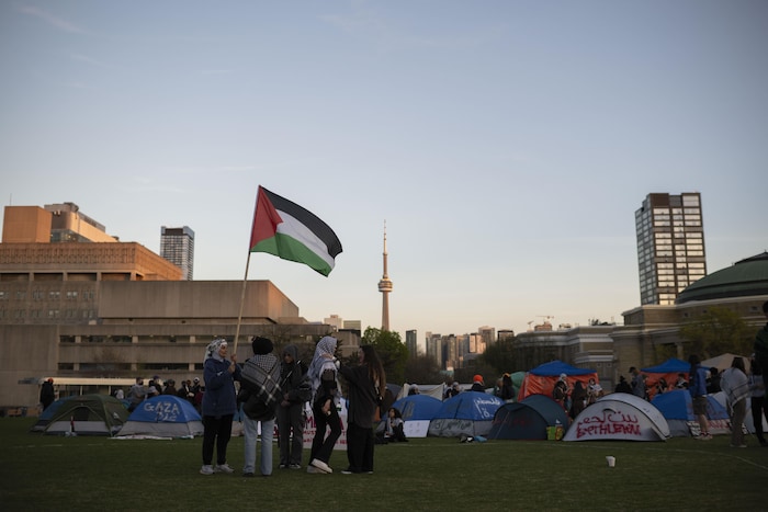 Des manifestants jeudi soir au campement propalestinien de l'Université de Toronto.