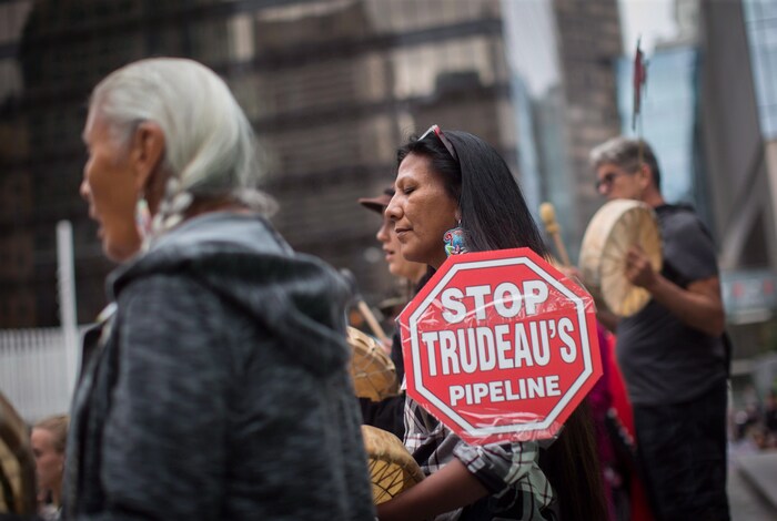 Les gens se sont rassemblés à Vancouver pour célébrer une décision de la Cour fédérale contre l'extension du pipeline Kinder Morgan, le samedi 8 septembre 2018.