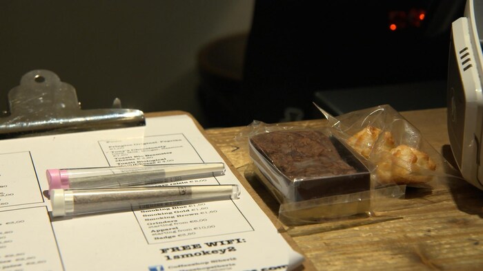 Des joints de cannabis et des gâteaux à base de cannabis, dans un « coffee shop » d’Amsterdam.