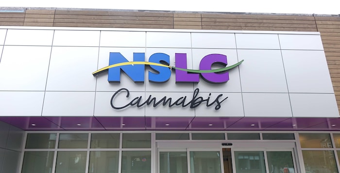 L'enseigne NSLC Cannabis à la succursale de la rue Clyde, à Halifax, en octobre 2018.