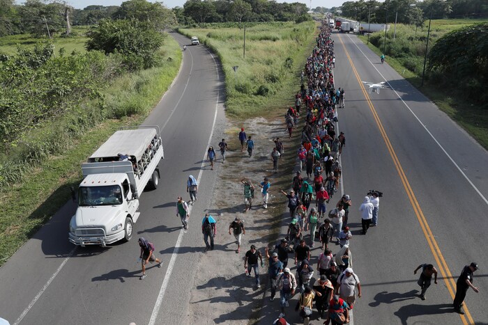 Des migrants d'Amérique centrale marchent le long de l'autoroute près de Ciudad Hidalgo après avoir traversé le Guatemala pour se rendre au Mexique afin de rejoindre les États-Unis.