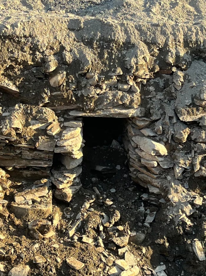 Une ouverture entre des murs faits de pierres superposées.
