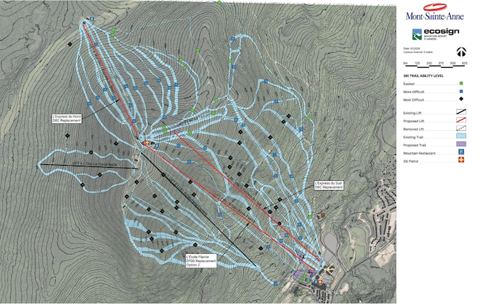 Carte topographique du Mont-Sainte-Anne montrant le réseau des pistes de ski colorées en bleu clair selon leur niveau de difficulté. Des lignes rouges et noires indiquent les remontées mécaniques existantes, proposées ou retirées. On y voit notamment les projets de remplacement de « L'Express du Nord », « L'Express du Sud » et « L'Étoile Filante ». Une légende à droite détaille les symboles pour les niveaux d'habileté, les services de restauration et la patrouille de ski.