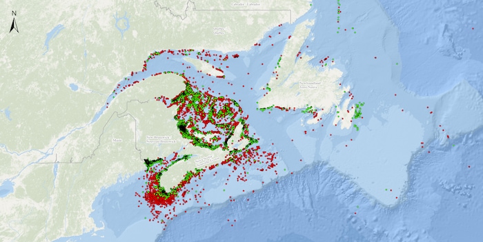 Carte montrant les emplacements des rapports d'engins perdus soumis au MPO (points rouges) et les emplacements des opérations de récupération d'engins fantômes (points verts) sur la côte atlantique du Canada depuis 2020.