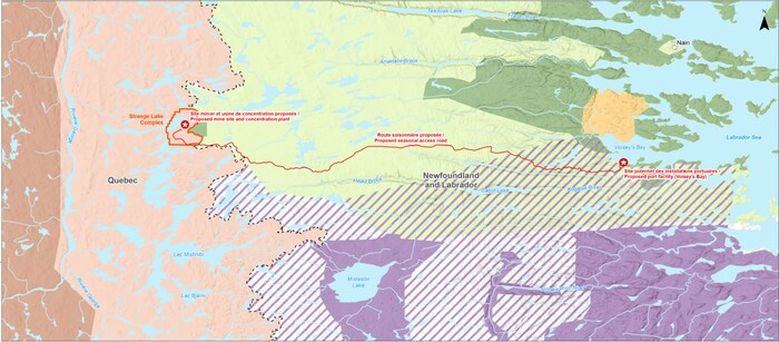 Une carte montrant la route d'accès, en rouge, qui va relier la mine au port de la baie de Voisey. La ligne pointillée représente la frontière entre le Québec et le Labrador.