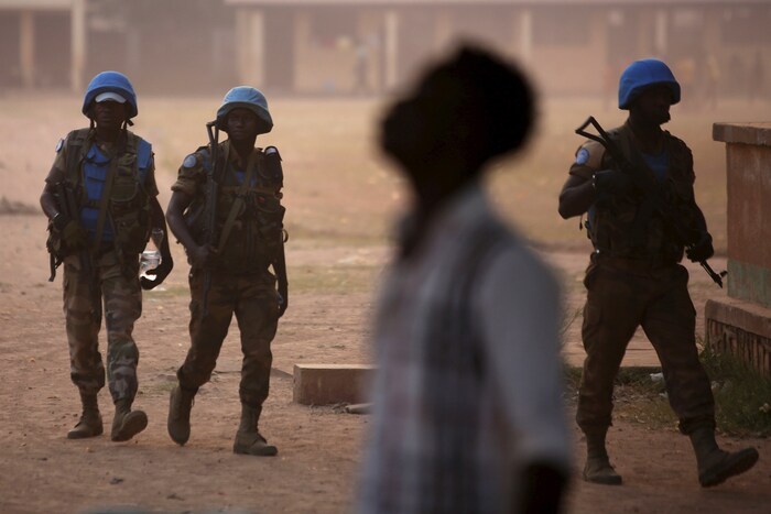 Des Casques bleus patrouillent la ville de Bangui, la capitale de la République centrafricaine. 