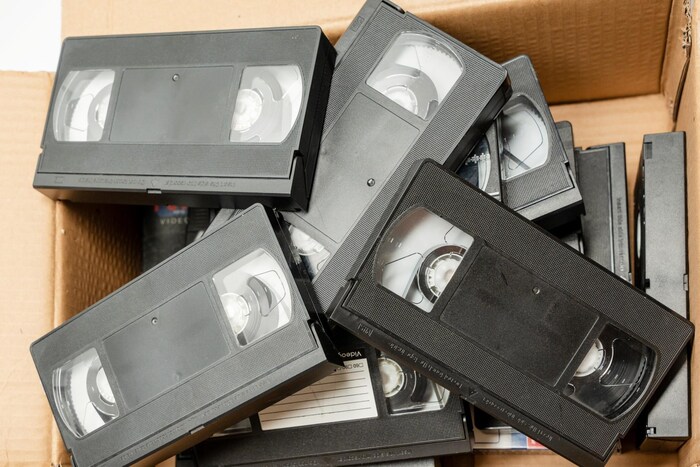 Une boîte remplie de cassettes vidéo.