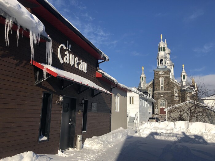 Le Caveau et l'église de Trois-Pistoles
