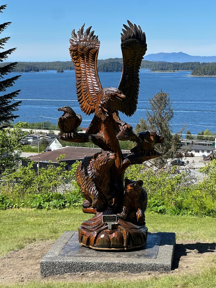 Une statue représentant notamment un aigle et des ours surplombe le port de Prince Rupert, en Colombie-Britannique, sur une photo non datée.